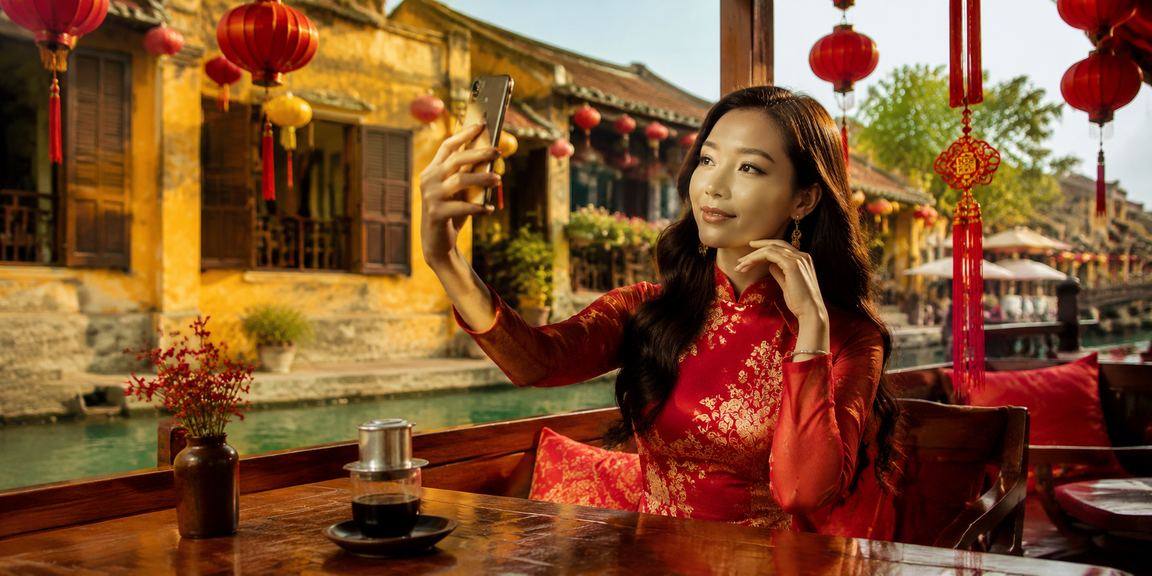 Người chơi Hội An thư giãn bên tách cà phê trong khi chơi baccarat trên ứng dụng vtv10